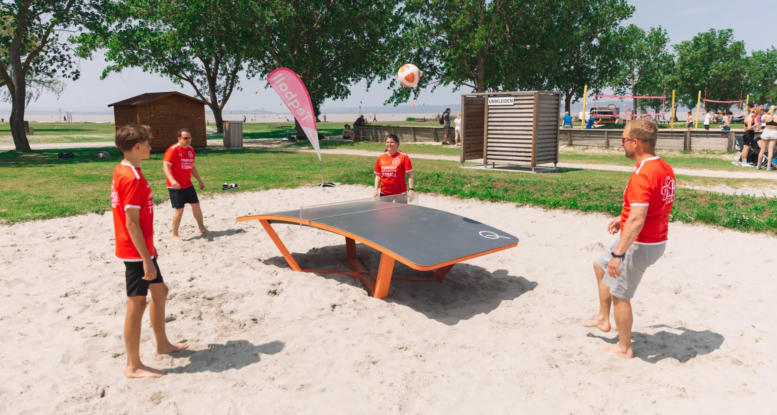 Teqball-Match im Zweierteam
