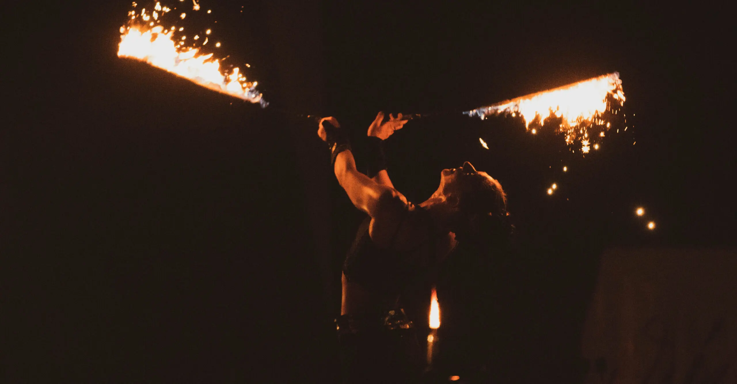 Künstler mit Feuerschwertern