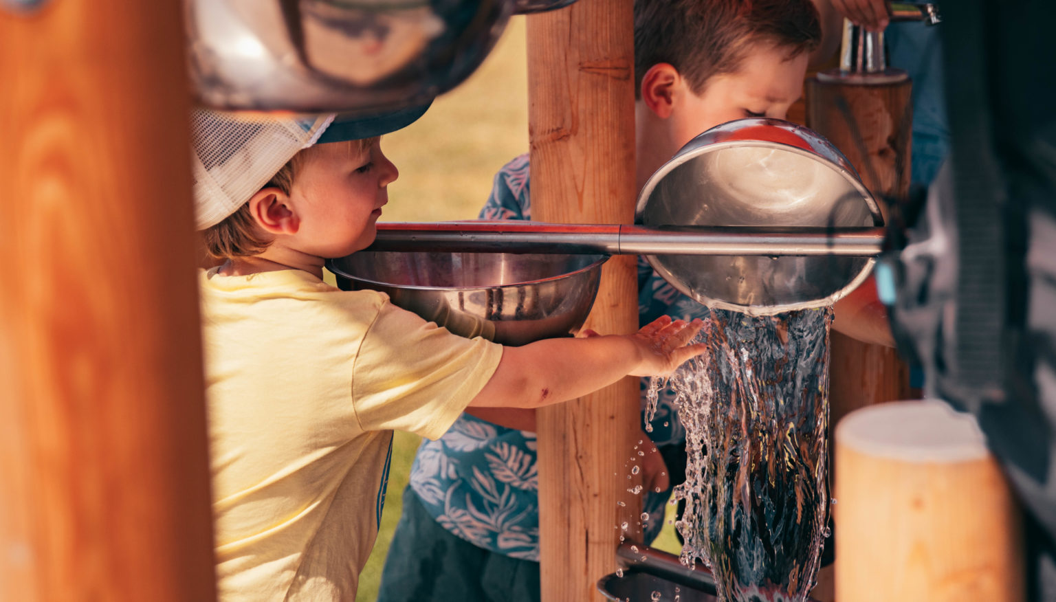 Kinder pritscheln mit dem Wasser in der Interaktiven Wasserwelt