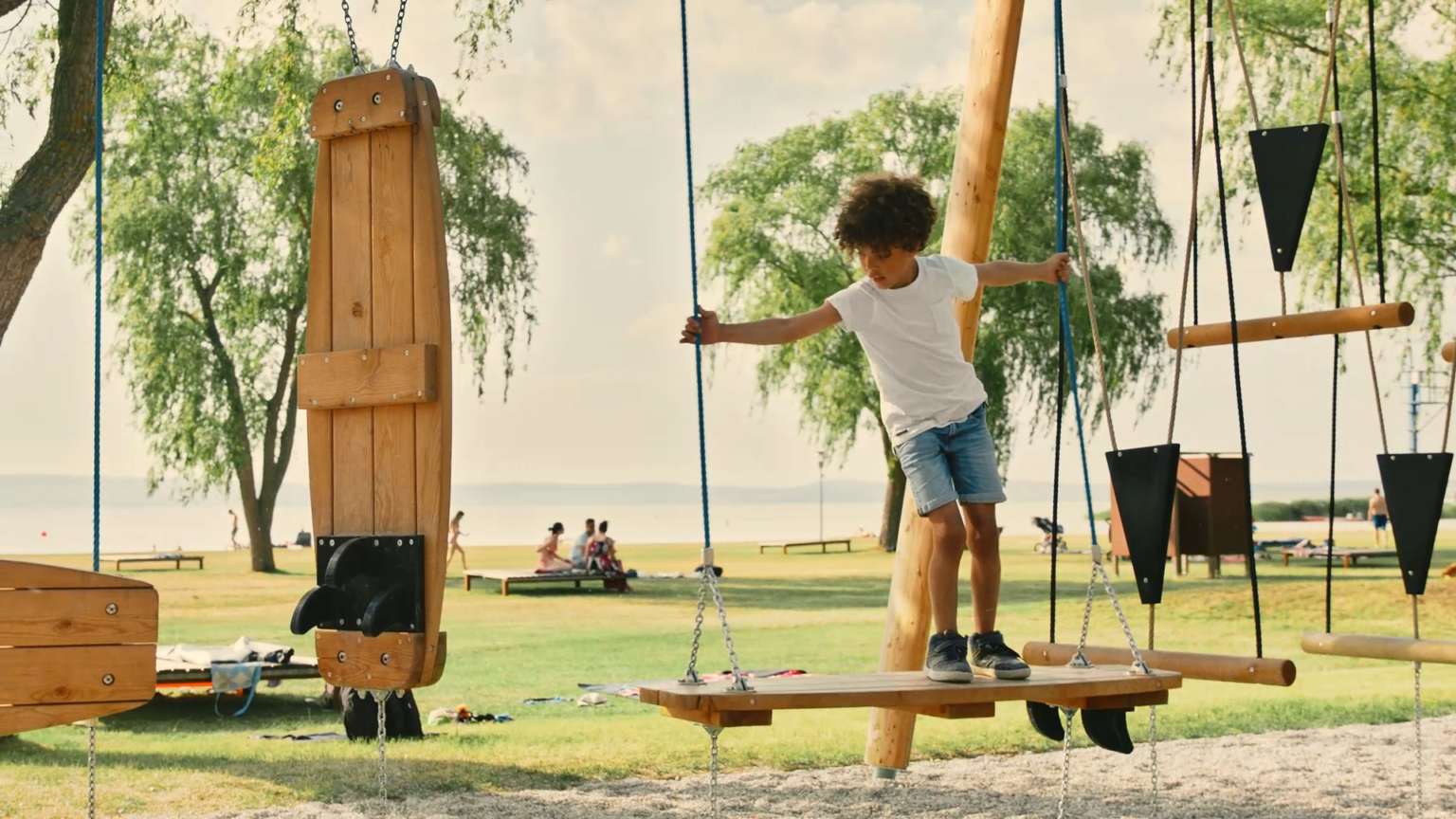 Bursch turnt entlang des Motorikparks