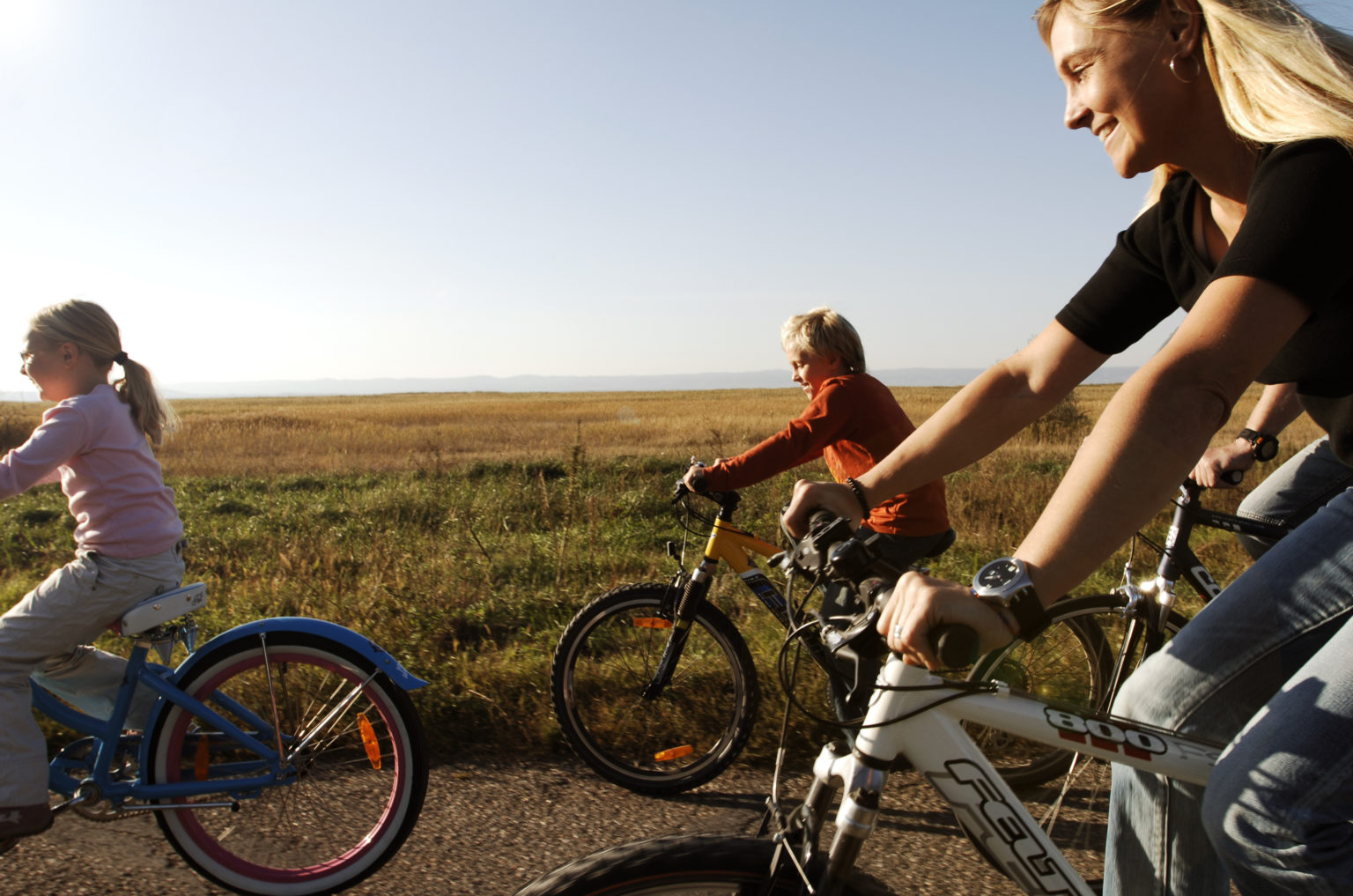 Kinder fahren mit dem Fahrrad entlang Neusiedlersees
